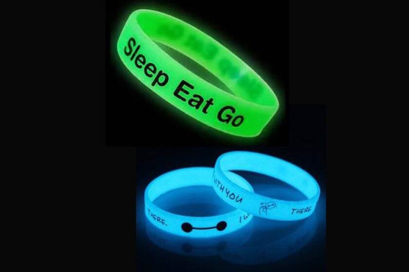 met logo glow in the dark polsbandjes