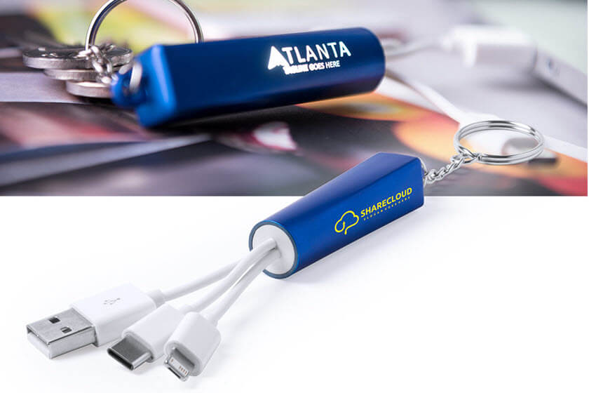 usb oplader met sleutelhangers met logo