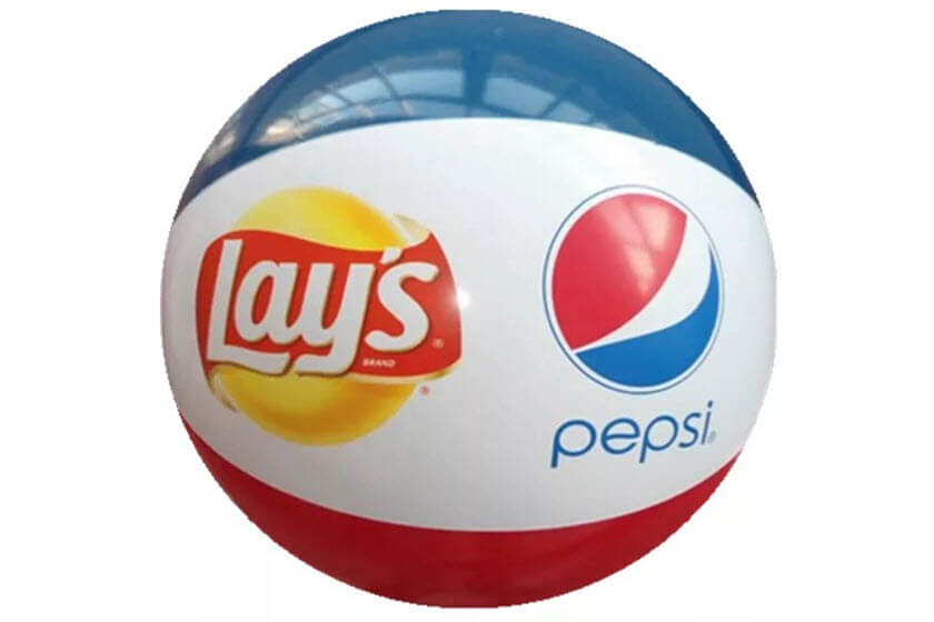 meerkleurige strandballen bedrukt met logo