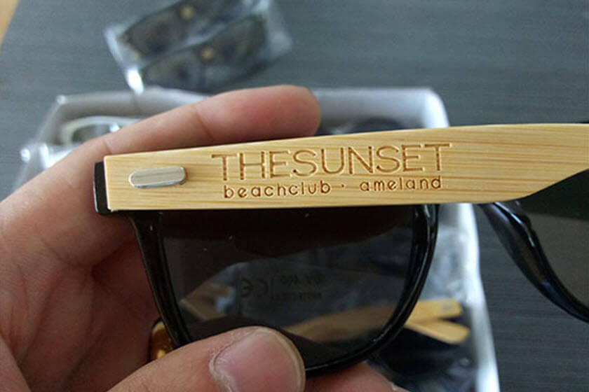 zonnebrillen met houten pootjes drukken